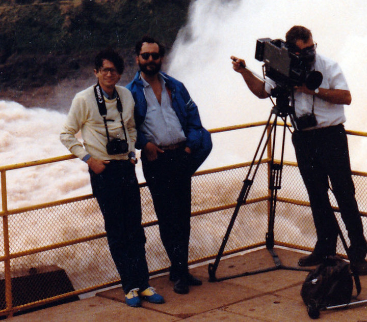 Francisco Figueroa em Itaipú, junto com o correspondente internacional Vicente Botín. Crédito: Acervo Pessoal